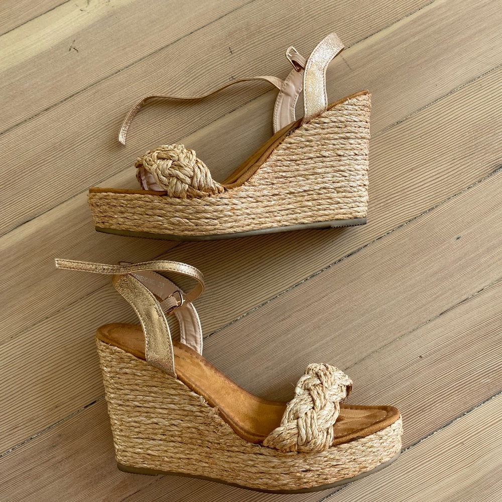 Super cute wedges heels shoes raffia/gold